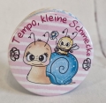 Button Kühlschrankmagnet *Tempo-Schnecke* 59mm rosa Streifen