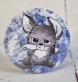 Button Kühlschrankmagnet *Abstand Hase*   lila 59mm