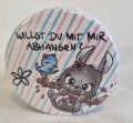 Button Kühlschrankmagnet *Ast-Hasi* 59mm blau/rosa gestreift